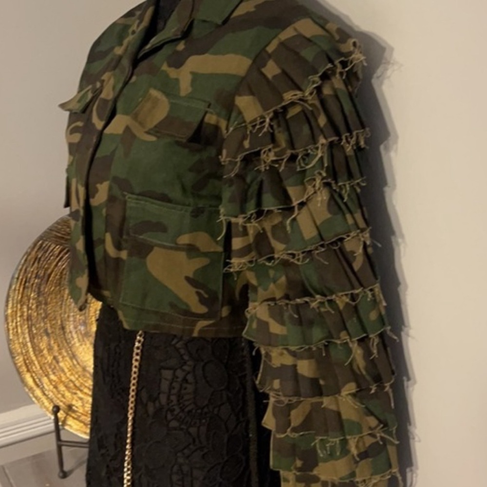 NEW Camouflage Cacading Ruffles Flare Sleeve CropJacket - Size M/L - Picture 4 of 5